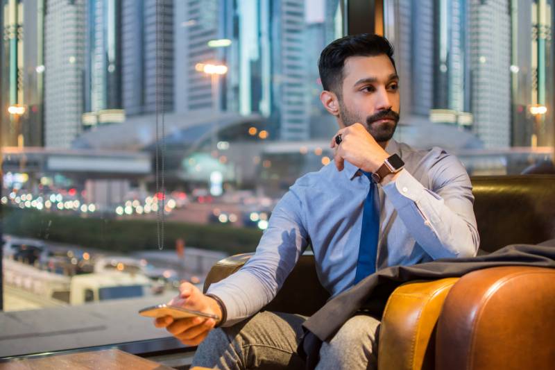 Investisseur diversifiant son patrimoine en ouvrant un compte bancaire à Dubaï en complément de ses avoirs au Luxembourg