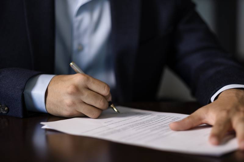 Meyran Partners, cabinet d'avocats fiscalistes français basé à Dubaï, accompagne les dirigeants parisiens dans la gestion de l'exit tax en France et l'obtention du sursis de paiement lors de leur départ vers les Émirats.