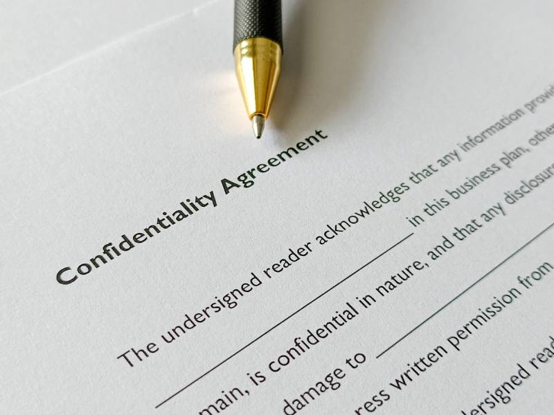 Documents de gestion patrimoniale confidentiels, représentant la sécurité et la confidentialité offertes par une société Offshore à Dubaï