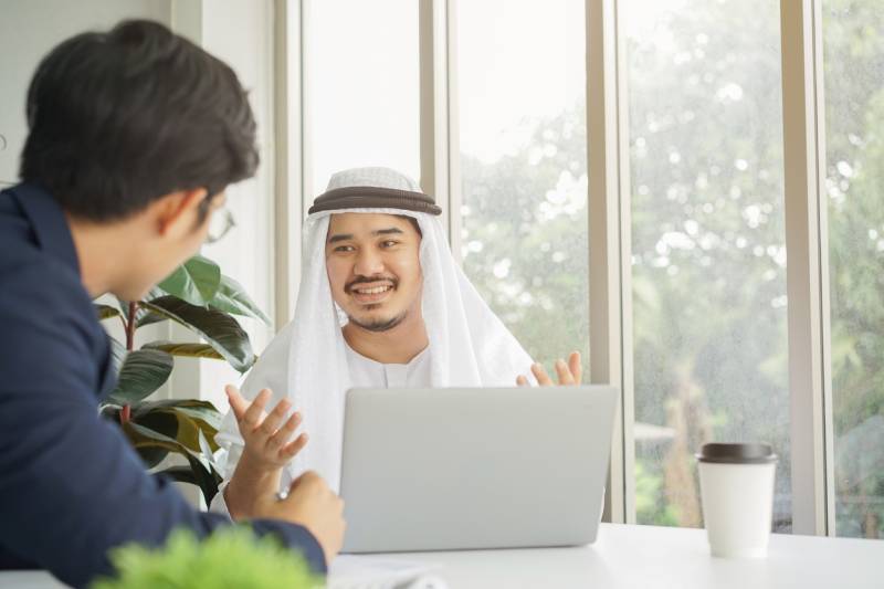Professionnel installé dans un bureau à Dubaï après son expatriation fiscale depuis Paris