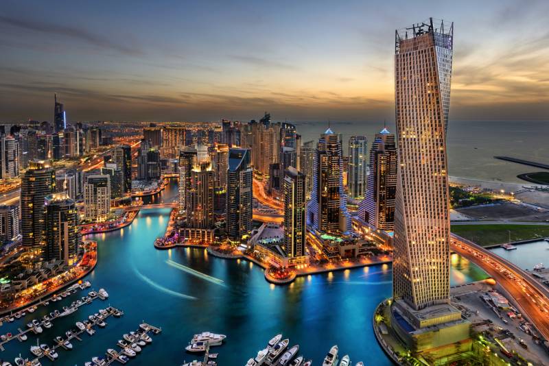 Vue de Dubai Marina au coucher de soleil, symbole de la nouvelle vie fiscale des particuliers venant du Luxembourg