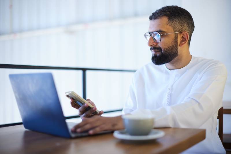 Entrepreneur comparant la fiscalité des sociétés entre Dubaï et Luxembourg pour optimiser sa structure internationale