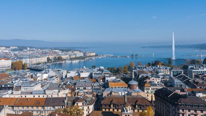 Établissement stable à Genève d'une société émiratie — diriger son activité depuis la Suisse expose l'entrepreneur au risque fiscal d'imposition de ses bénéfices par les autorités genevoises, nonobstant la localisation légale de la société aux Émirats.