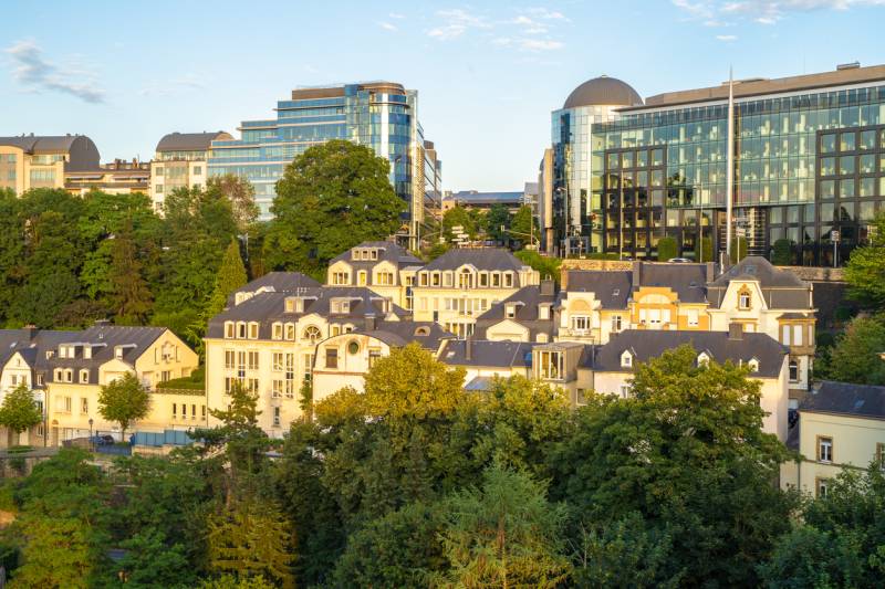 Retenue à la source sur dividendes versés à l'étranger depuis le Luxembourg — la qualité de bénéficiaire effectif de la holding émiratie conditionne l'application du taux conventionnel de 5 % prévu par la convention fiscale Luxembourg-EAU.