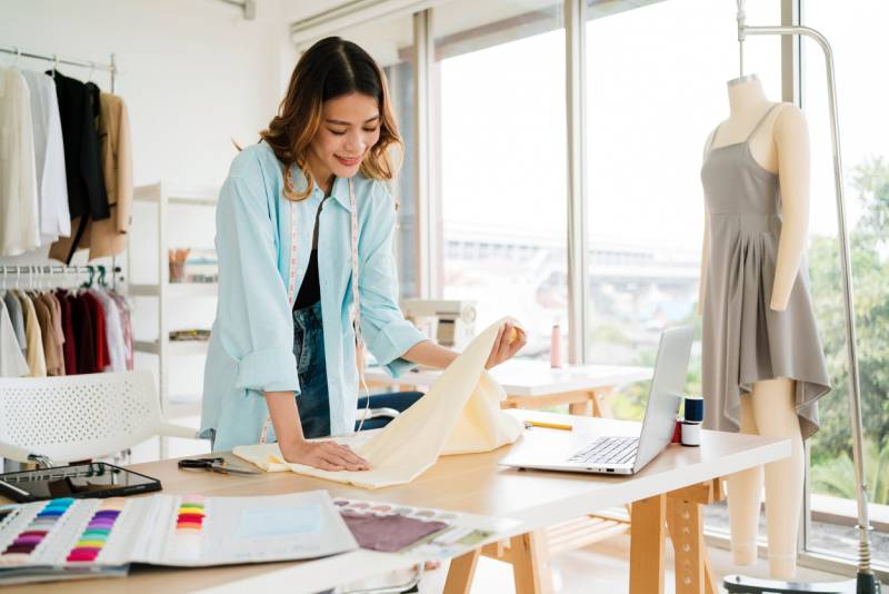 Créatrice de mode développant sa marque à Dubaï grâce à la création de société Mainland, tout en résidant à Paris.