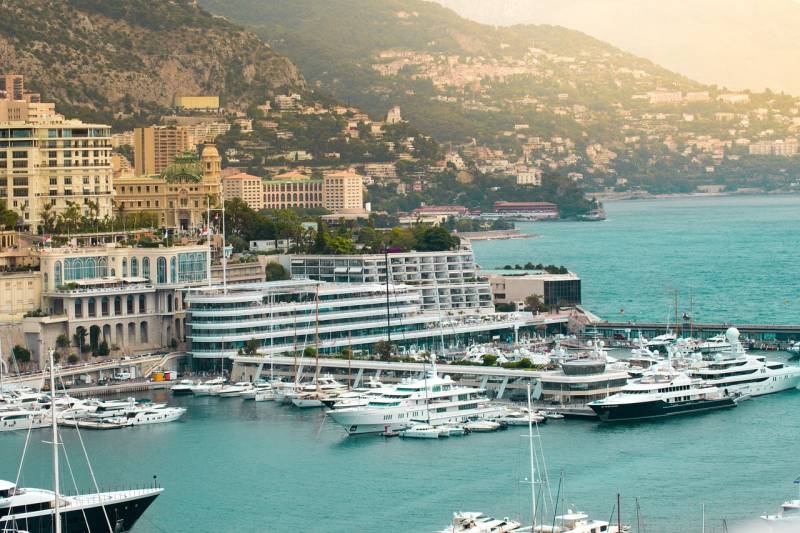 Entre Monaco et Dubaï, la résidence fiscale d'un particulier dépend de l'articulation de plusieurs critères conventionnels et de droit interne — une analyse individuelle est indispensable avant toute décision patrimoniale.