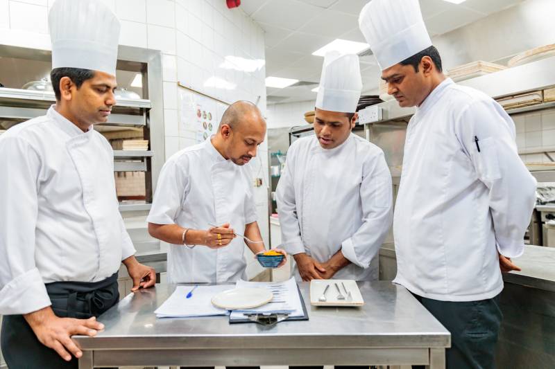 Chef gérant son restaurant à Dubaï tout en résidant à Paris grâce à la création de société Mainland.