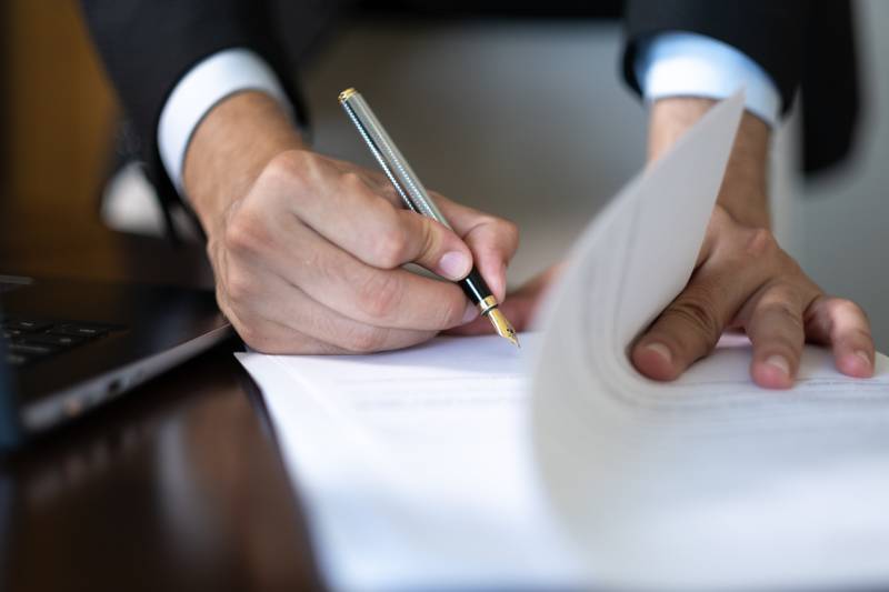 La convention fiscale France-Émirats Arabes Unis prévoit une exonération sur les dividendes, mais elle n'est pas automatique — l'article 19 et les critères de résidence fiscale doivent être analysés individuellement par un expert.